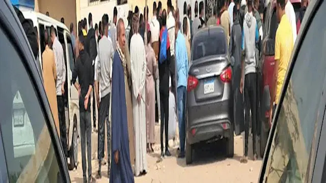 أهالي ضحايا حادث الطريق الأوسطي ينتظرون استلام الجثامين أمام مستشفى أكتوبر | صور