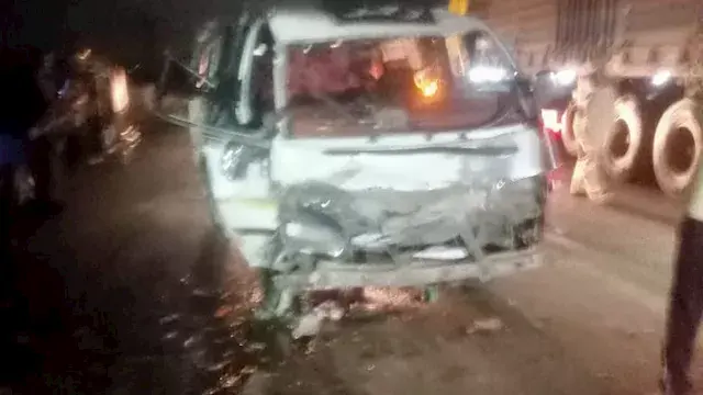 "العربية بقت خردة".. إصابة 7 أشخاص في تصادم ميكروباص وجرار زراعي بأسيوط