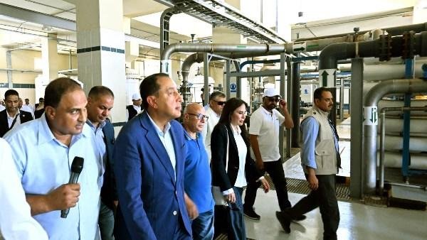 رئيس الوزراء يتفقد مجمع محطات...