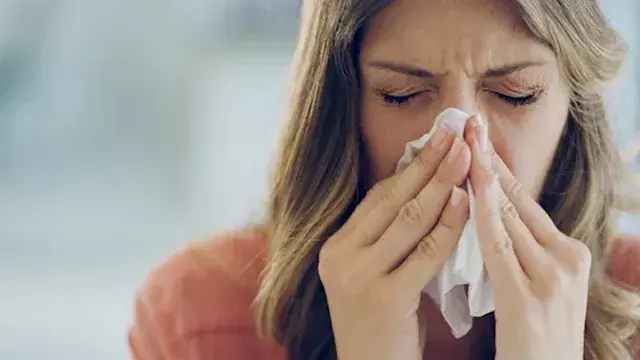 ماذا يحدث لجسمك عند كتم العطس؟