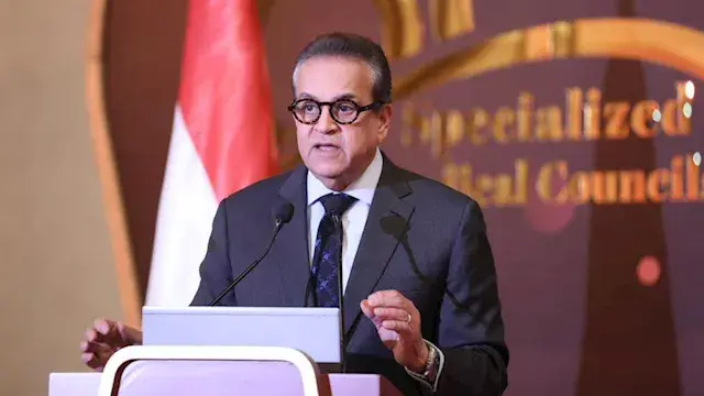 وزير الصحة يكشف قصة ولادة ابنت...