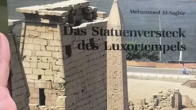 خلال افتتاح متحف الأقصر.. إهداء كتاب نادر لوزير السياحة يوثق خبيئة المعبد