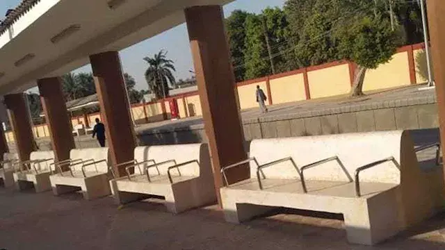 مقاعد خرسانية وأخرى خشبية.. ال...