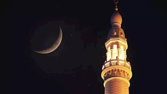 ما حكم الكلام أثناء سماع الأذا...