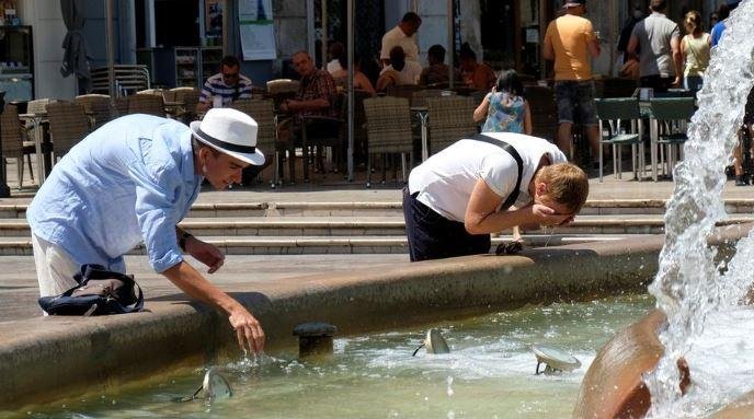 اليونان تستعد لموجة حر شديدة أ...