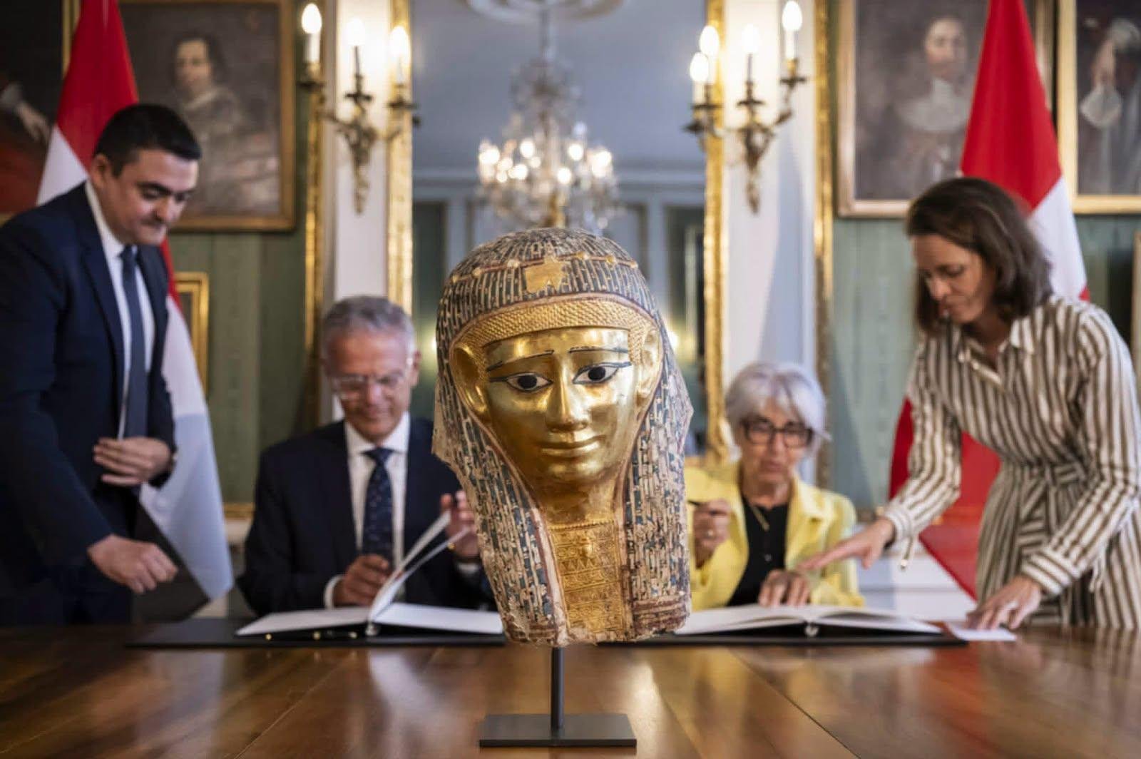 مصر تستعيد قناعا ذهبيا أثريا م...