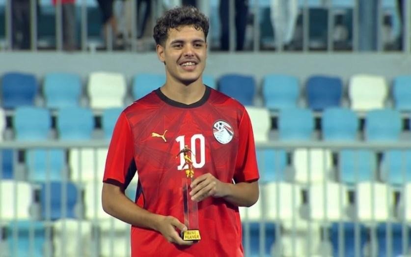 محمود صلاح يتوج بجائزة أفضل لا...