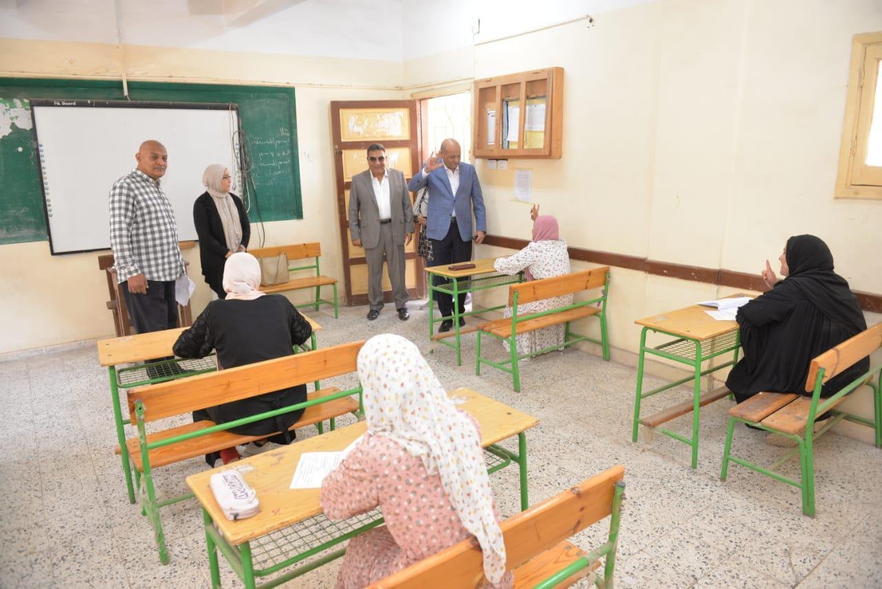 33 ألف طالب يؤدون امتحان اللغة...