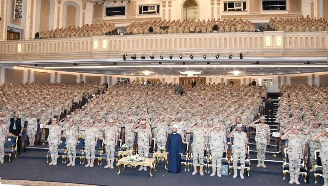 وزير الدفاع يلتقى بكوادر وأطقم...