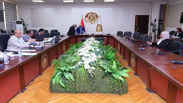 الجدارة أولًا.. وزير العمل يخت...