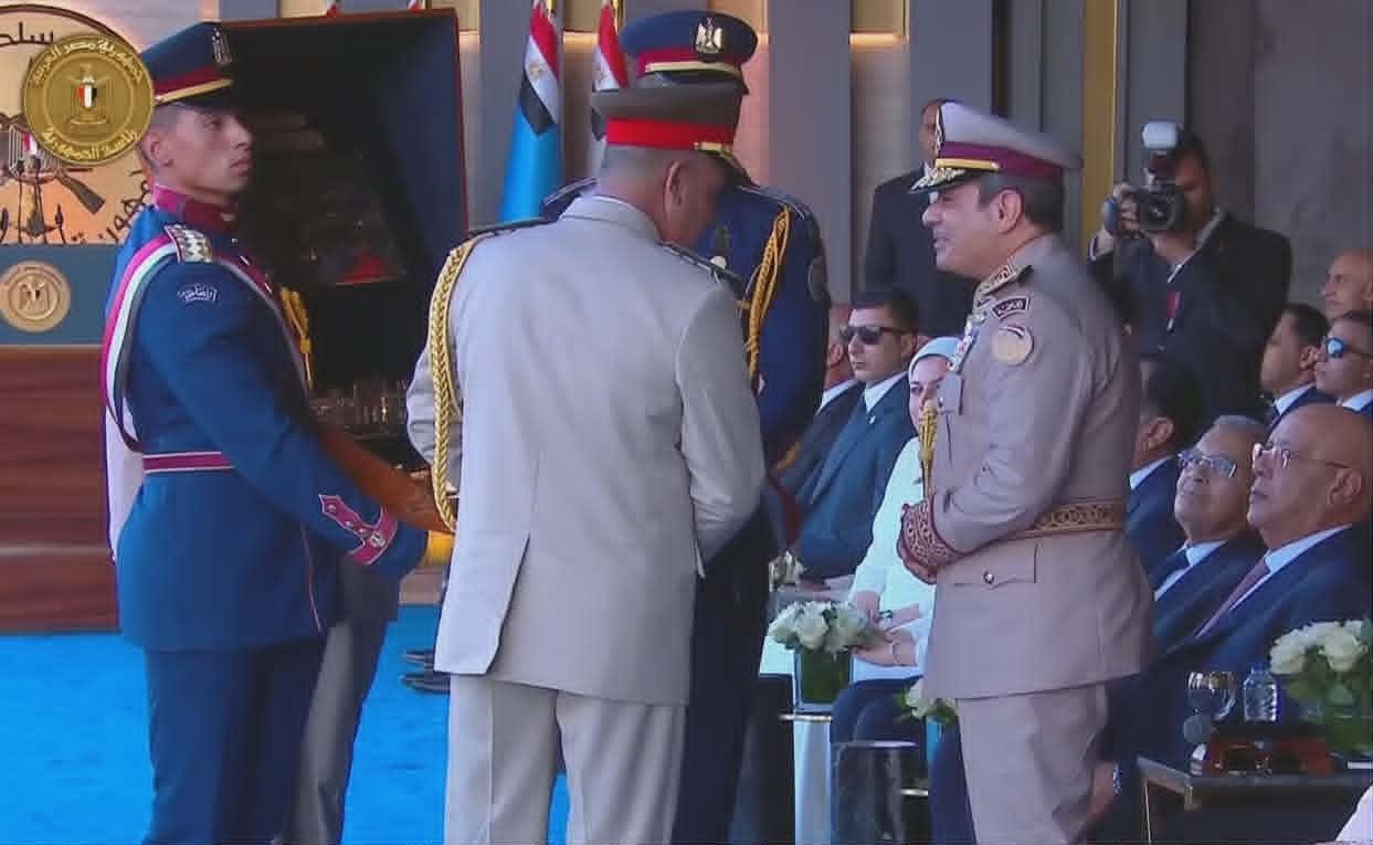 وزير الدفاع يقدم هدية تذكارية...