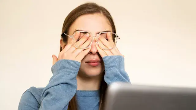 8 أعراض تظهر في العين قد تكشف...