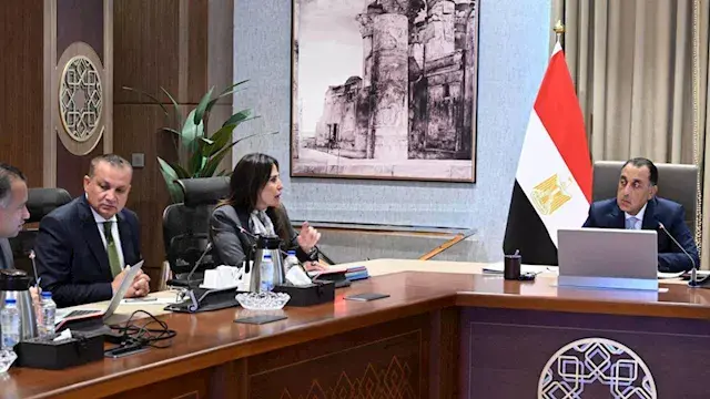 مدبولي يتابع ملفات التنمية الس...