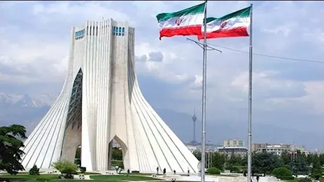 إيران تنفي ترهيب موظفين بالسفا...