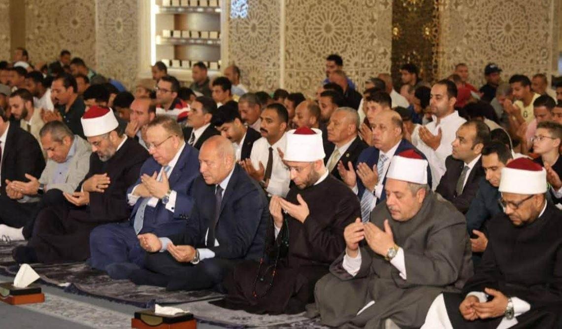 وزير الأوقاف يؤدي الجمعة بمسجد...