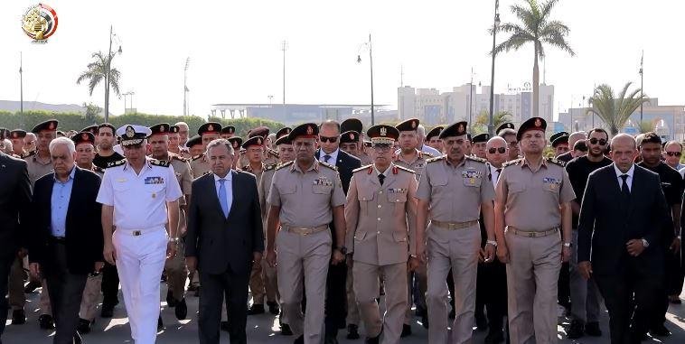 وزير الدفاع يتقدم الجنازة العس...