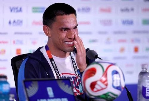 لاعب باراجواي يبكي خلال المؤتم...