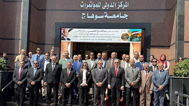 نقيب الإعلاميين يناقش مخاطر الشائعات والذكاء الاصطناعي بجامعة سوهاج - صور