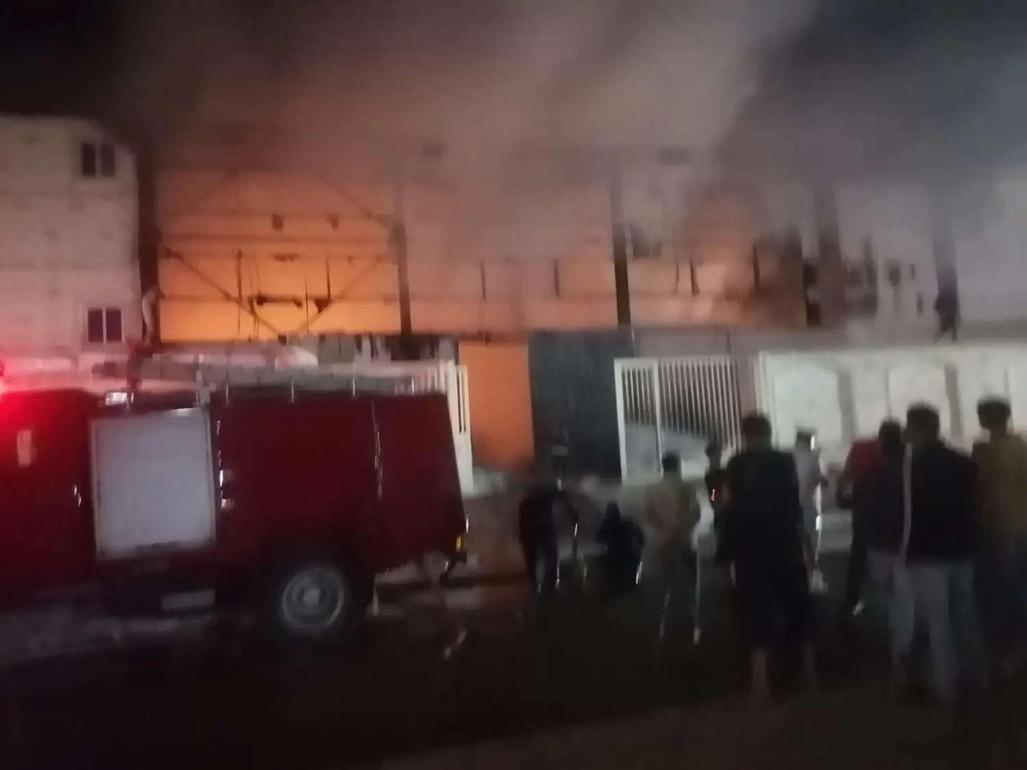 السيطرة على حريق في مصنع للشنط البلاستيك بالعاشر من رمضان دون إصابات
