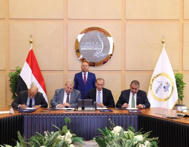 وزير النقل يشهد توقيع عقود لإن...
