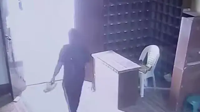 لص يسرق هاتف أحد المصلين داخل...