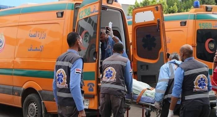 إصابة 14 شخصا إثر تصادم سيارتين بطريق مصر – الفيوم الصحراوي