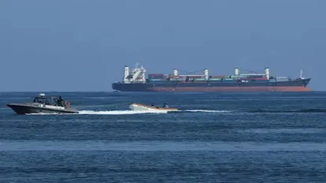 إيران تعلن احتجاز سفينة يشتبه...