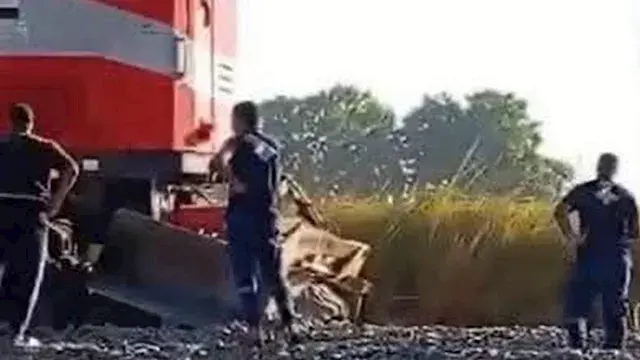 لودر يقتحم مسار السكة الحديد.....