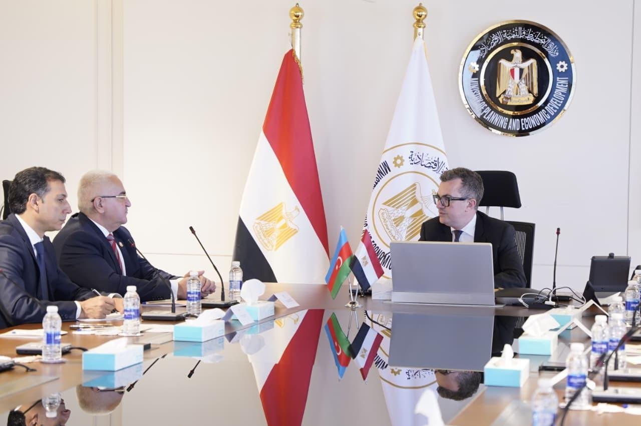 وزير التخطيط يبحث مع سفير أذرب...