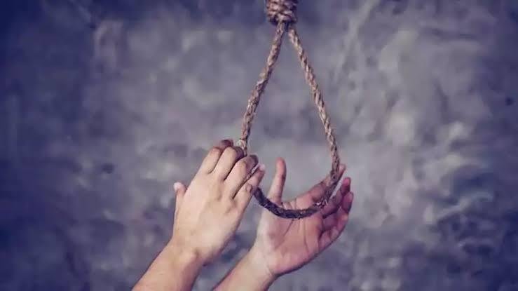 العثور على جثة شخص مشنوقا داخل...