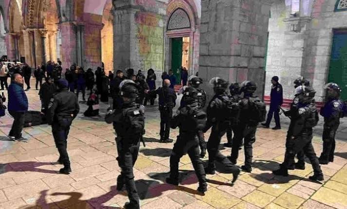 عشرات المستوطنين الإسرائيليين...