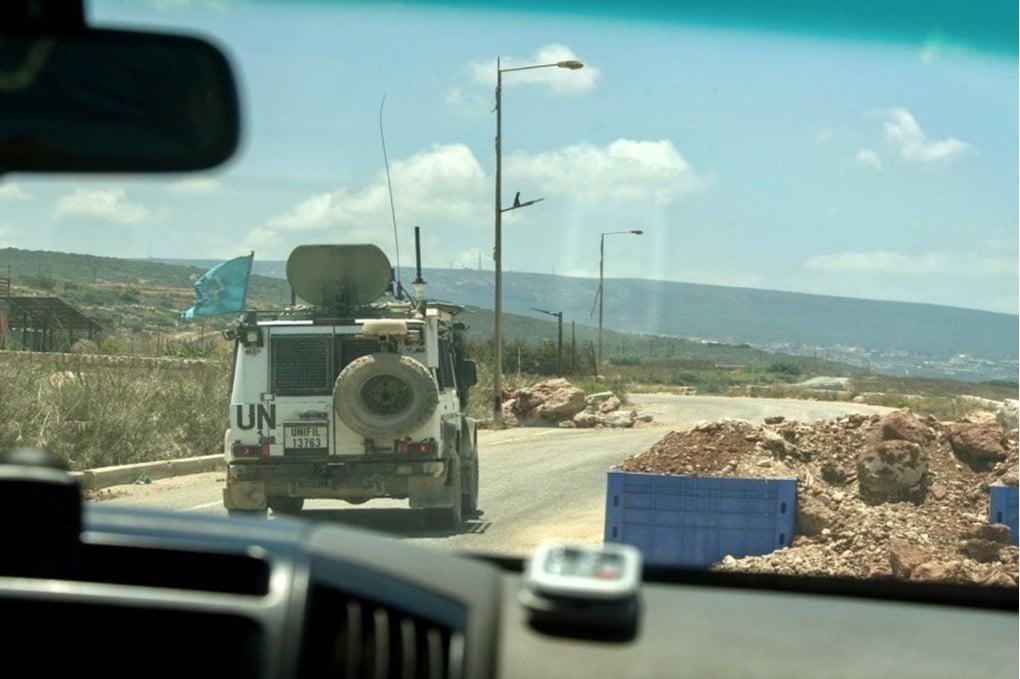 اليونيفيل: رفع الأعلام الإسرائ...