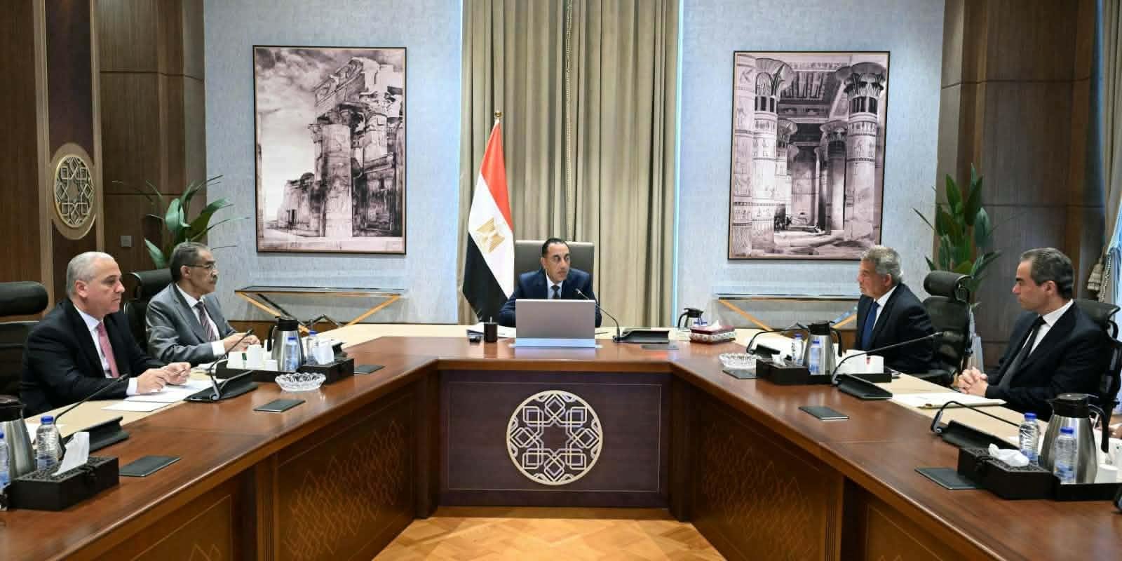 رئيس الوزراء يجتمع لمتابعة تنف...