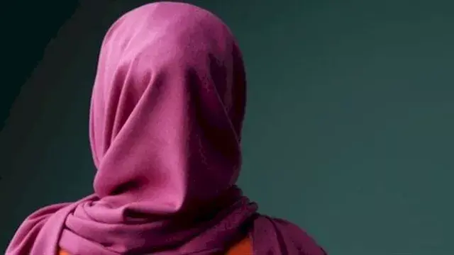 هل كشف جزء من الشعر والرقبة يع...