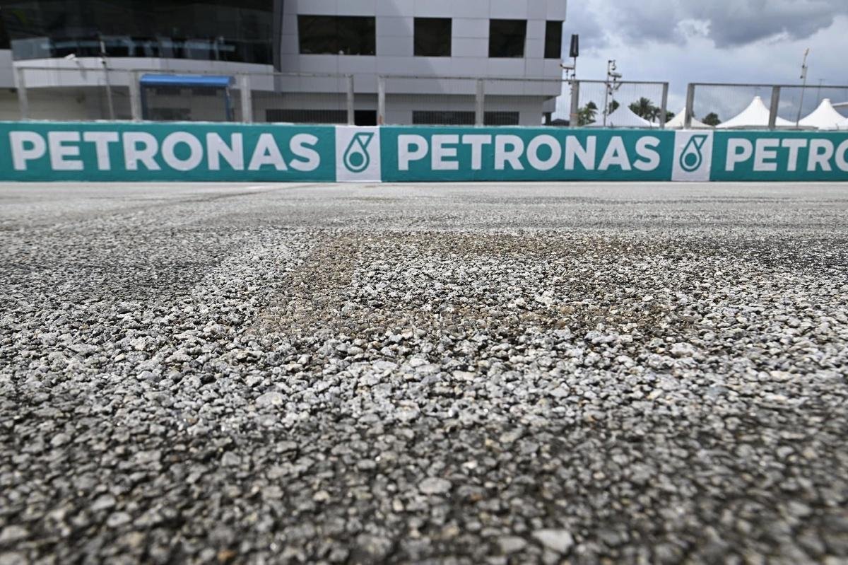 MotoGP riders say Sepang tarmac completely “destroyed”: “It’s like a motocross track”