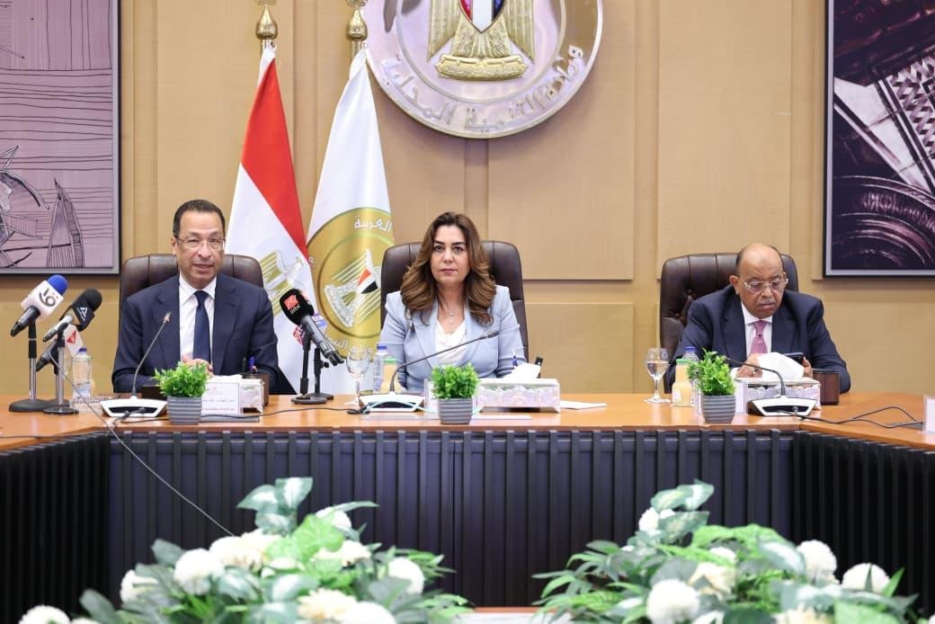 وزيرا التنمية المحلية والاتصال...