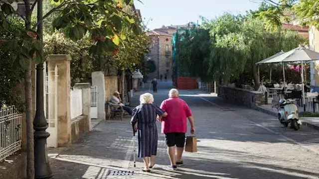 قرية إيطالية تثير حيرة العلماء.. لماذا تعيش نساؤها حتى سن المئة؟