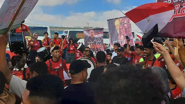 بالأعلام والهتافات.. الآلاف ين...