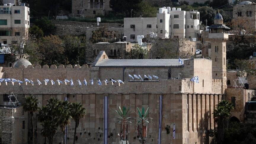 فلسطين: إضاءة المسجد الإبراهيم...