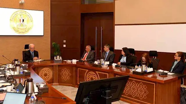 نائب رئيس الوزراء يستعرض للبنك...