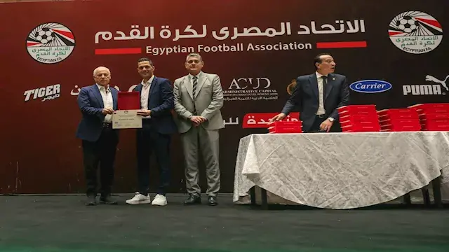 من المطالبة بإيقافه لـ"تكريم د...