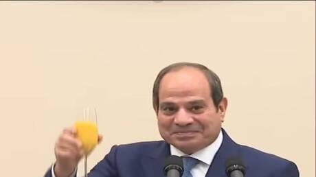 السيسي يستبدل الخمر بالعصير.. ويوجه رسالة: "أنت مصمم تبهرني"