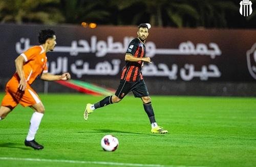 تريزيجيه يصنع ويقود الرياض لبل...