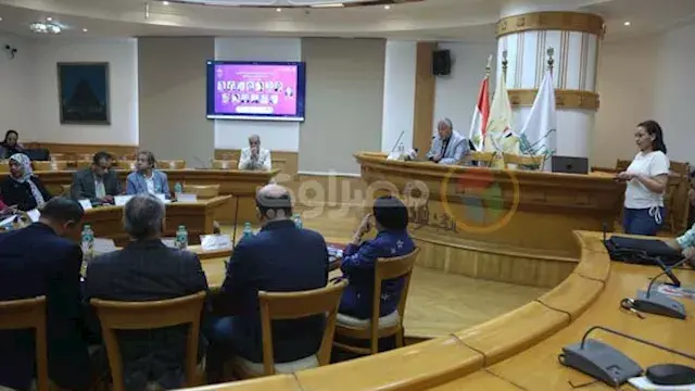 أستاذ أدب شعبي يطالب بتدريس ال...