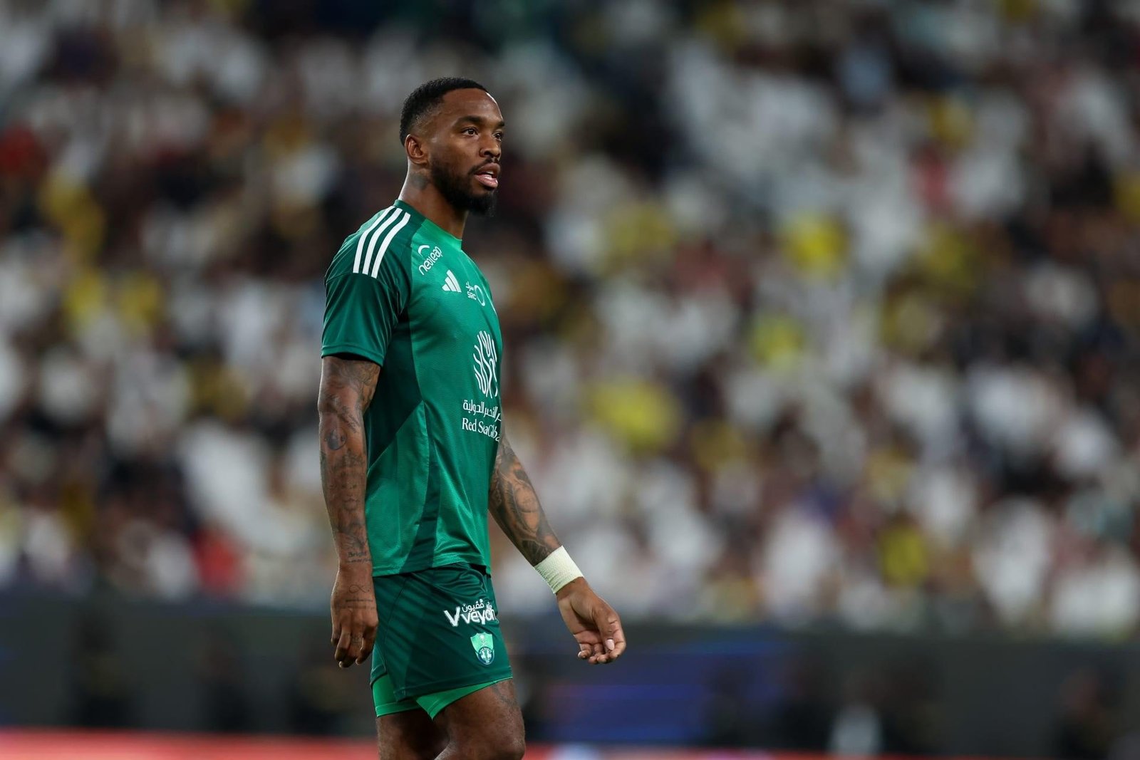 اتهام لاعب الأهلي إيفان توني ب...