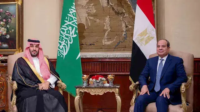 فيديو.. الرئيس السيسي يستقبل ولي العهد السعودي لدى وصوله القاهرة