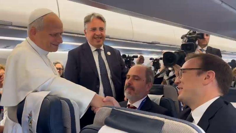 البابا يرد على سؤال مراسل CNN حول حظر ترامب الإعلامي