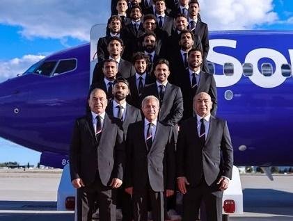 طائرة منتخب مصر تصل إلى مطار ا...