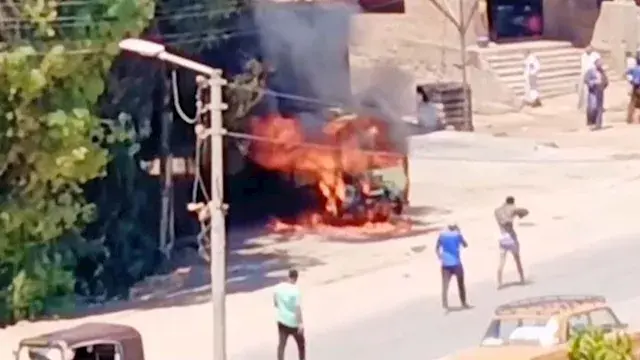تحولت لهيكل معدني وخردة.. النيران تلتهم "ميكروباص" داخل مغسلة في أسيوط -صور