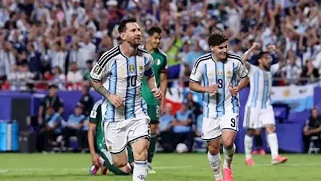 "ميسي الفتى المدلل وحكم عليه استفهام.. خبير تحكيمي يشن هجوما على فيفا